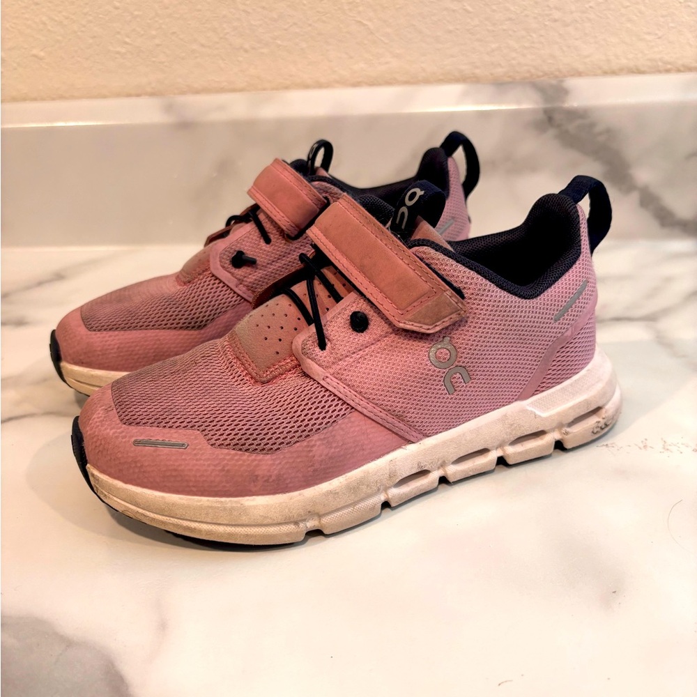 On Kids Preschool cloud play tennis shoes (girls) pink